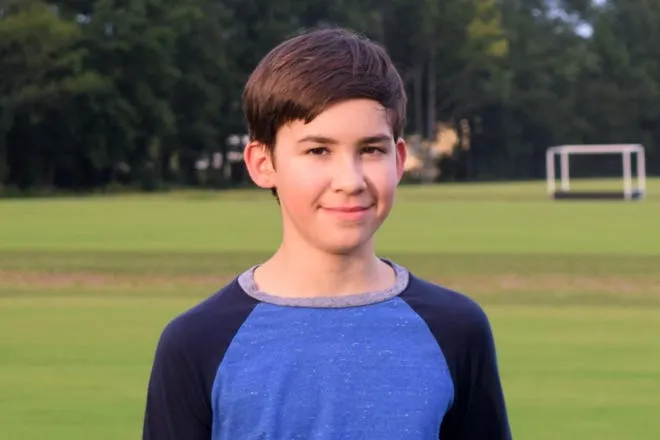 Máximo César Castellanos es un niño de 13 años en Delaware que ganó un premio internacional por un libro que escribió a los 1