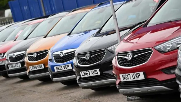 Por qué se han disparado los precios de los autos (y qué efectos tiene en las economías del mundo)