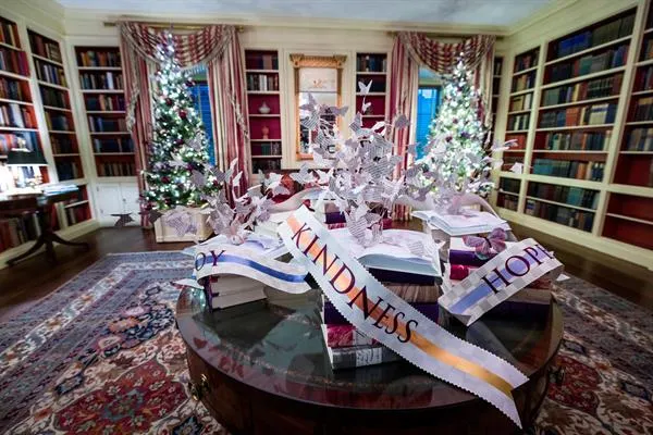 La Casa Blanca inaugura la navidad con "Gifts of the Heart", el tema emocional y elegante en el que se centra su decoración.