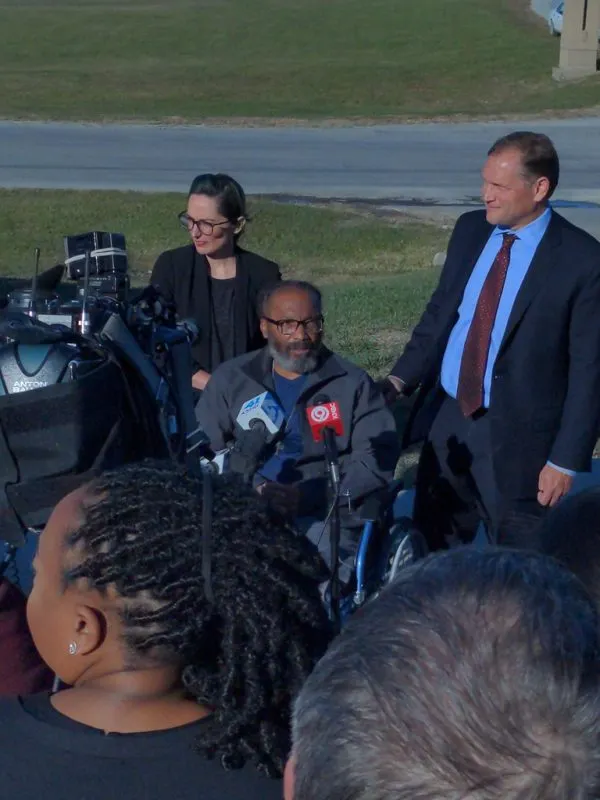 Luego de 43 años, por fin dejan libre a hombre afroamericano que fue condenado de forma injusta por triple homicidio.