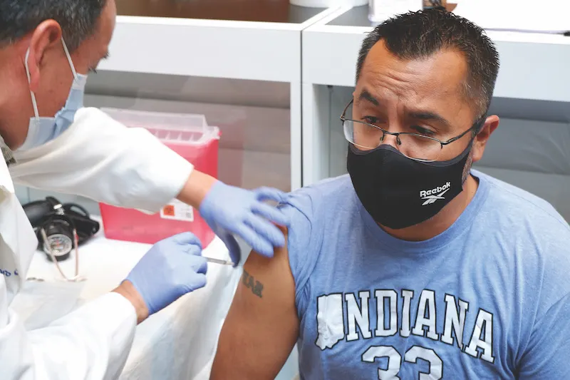 Con eventos y teatro callejero buscan vacunar a más latinos