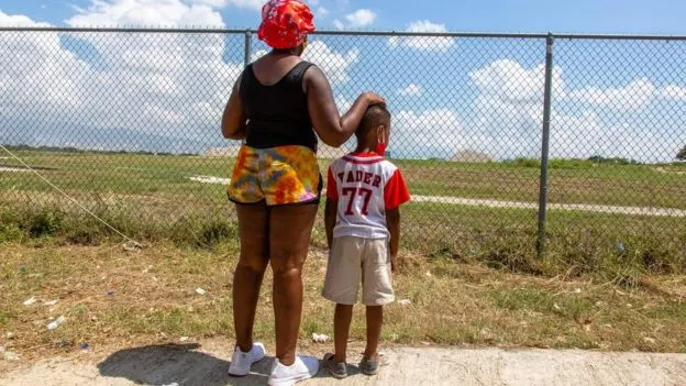 "Los han enviado a un infierno": los cientos de niños latinoamericanos que Estados Unidos deportó a Haití (aunque no nacieron allí)