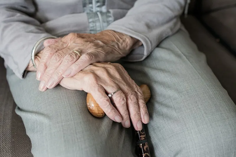 Abogado robó a una anciana $1,8 millones. Fue sentenciado aunque ella no logró verlo