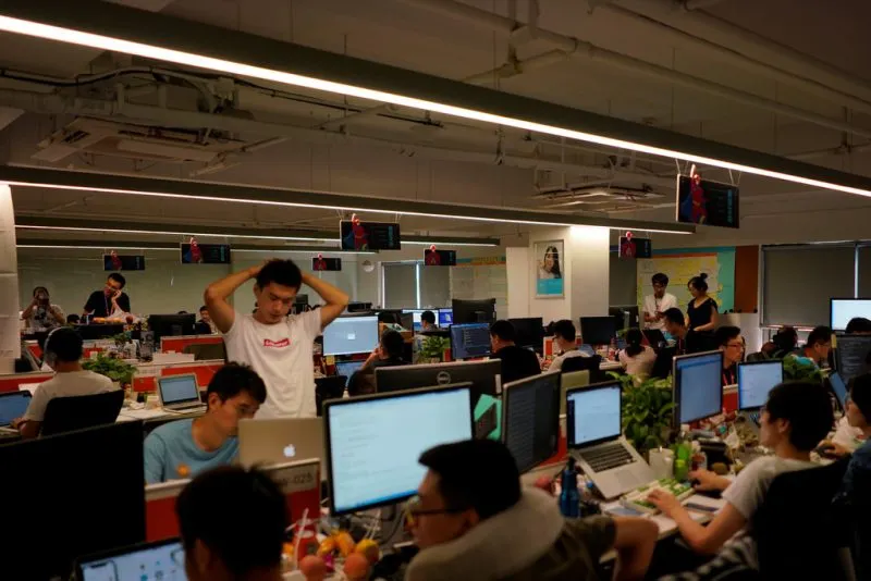 En China buscan acabar con la práctica laboral "996" que tiene a empleados trabajando sobre tiempo. TikTok toma unos primeros