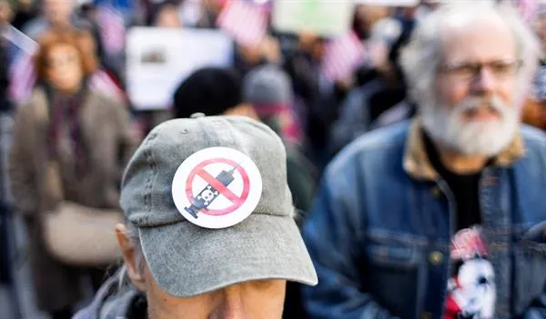 Manifestante con gorra antivacunas