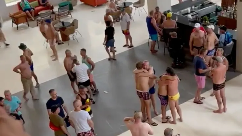Narcos dejan dos muertos y un turista herido en playa de Cancún. / @MikeSington