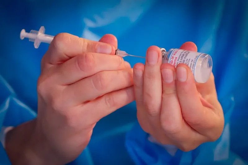 Variante ómicron del COVID-19 ya está en Latinoamérica. Detectan dos casos en Brasil