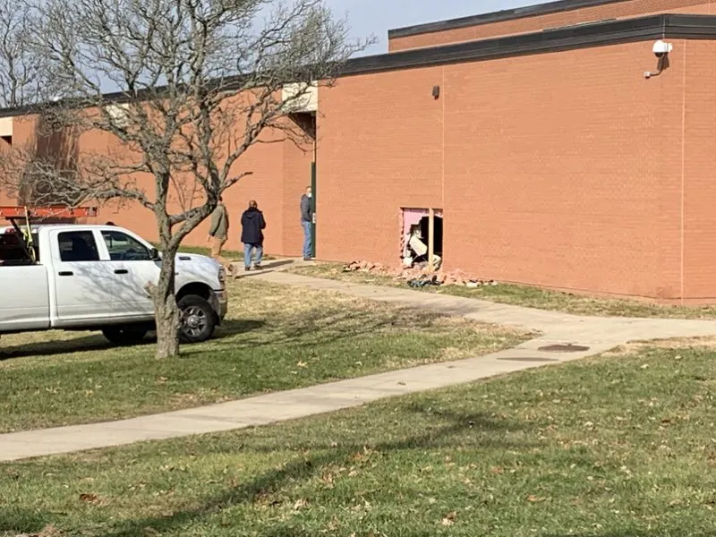 "Perturbador y aterrador" choque contra una escuela de Baltimore, reportó el distrito escolar