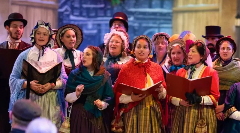 El Gran Festival Navideño Dickens enfrenta un boicot por parte de un grupo de empleados debido a racismo y sexismo.