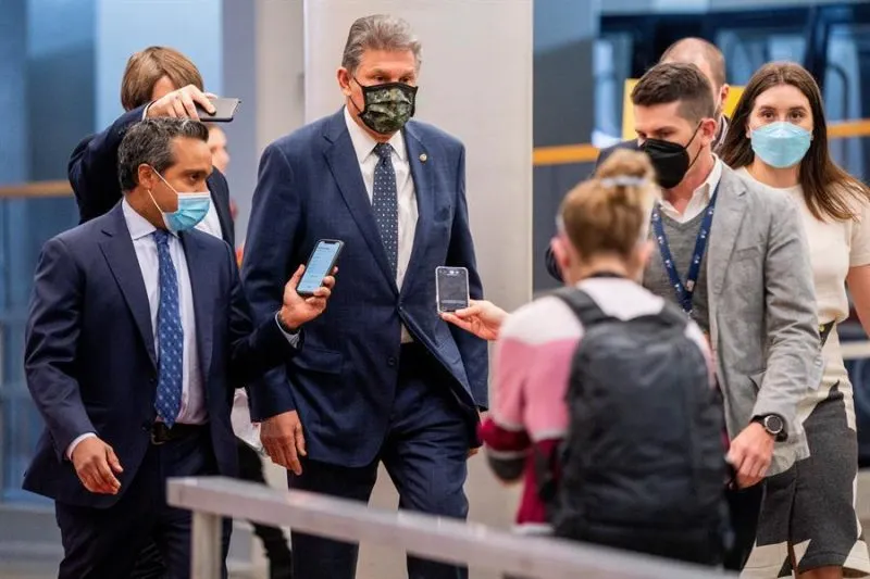 A Manchin le preocupa que los padres “compren drogas” con el crédito fiscal por hijos