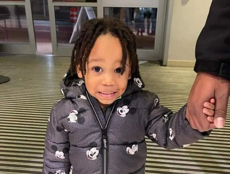 Niño extraviado en Baltimore no consigue a sus padres, pero su "sonrisa" es viral