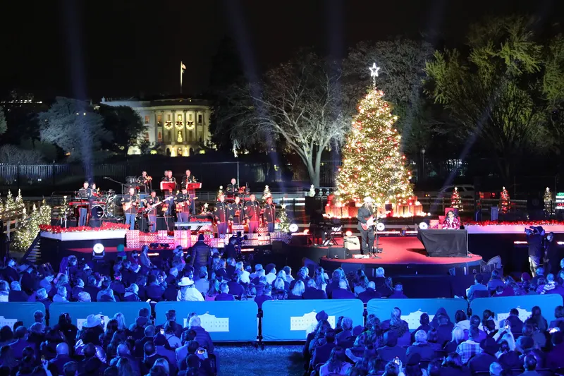 ¡No te lo pierdas! el árbol de Navidad del "Pathway of Peace” de Washington DC encanta a los visitantes