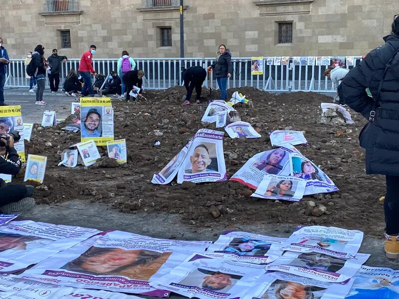 Familiares de desaparecidos hicieron una fosa común frente AMLO