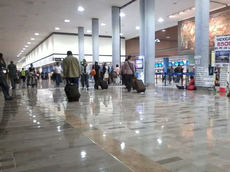 Viajó a visitar a su hijo y quedó 29 días encerrado en un aeropuerto de México