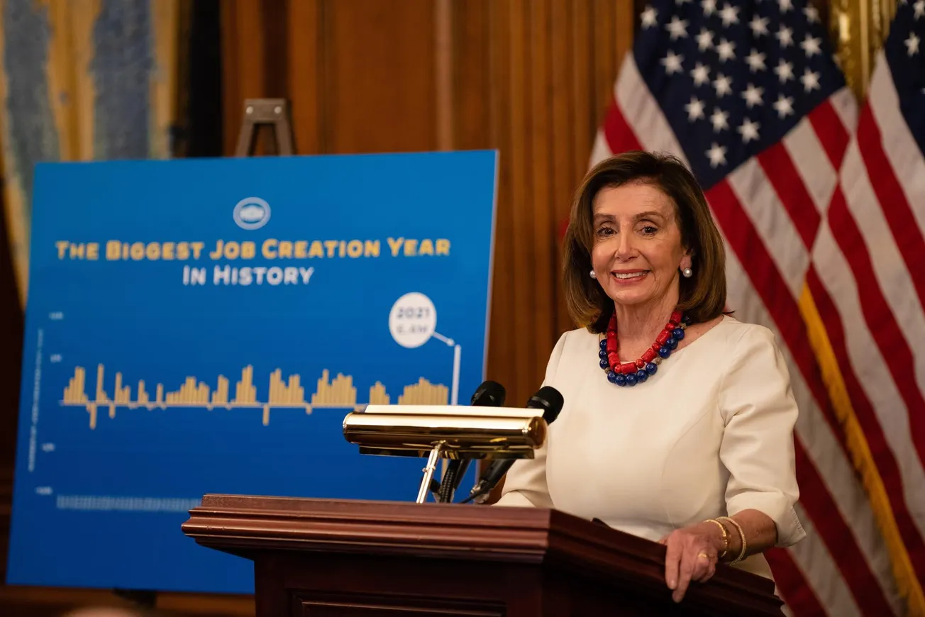 Nancy Pelosi se lanza a la reelección: “Está en juego nuestra democracia”