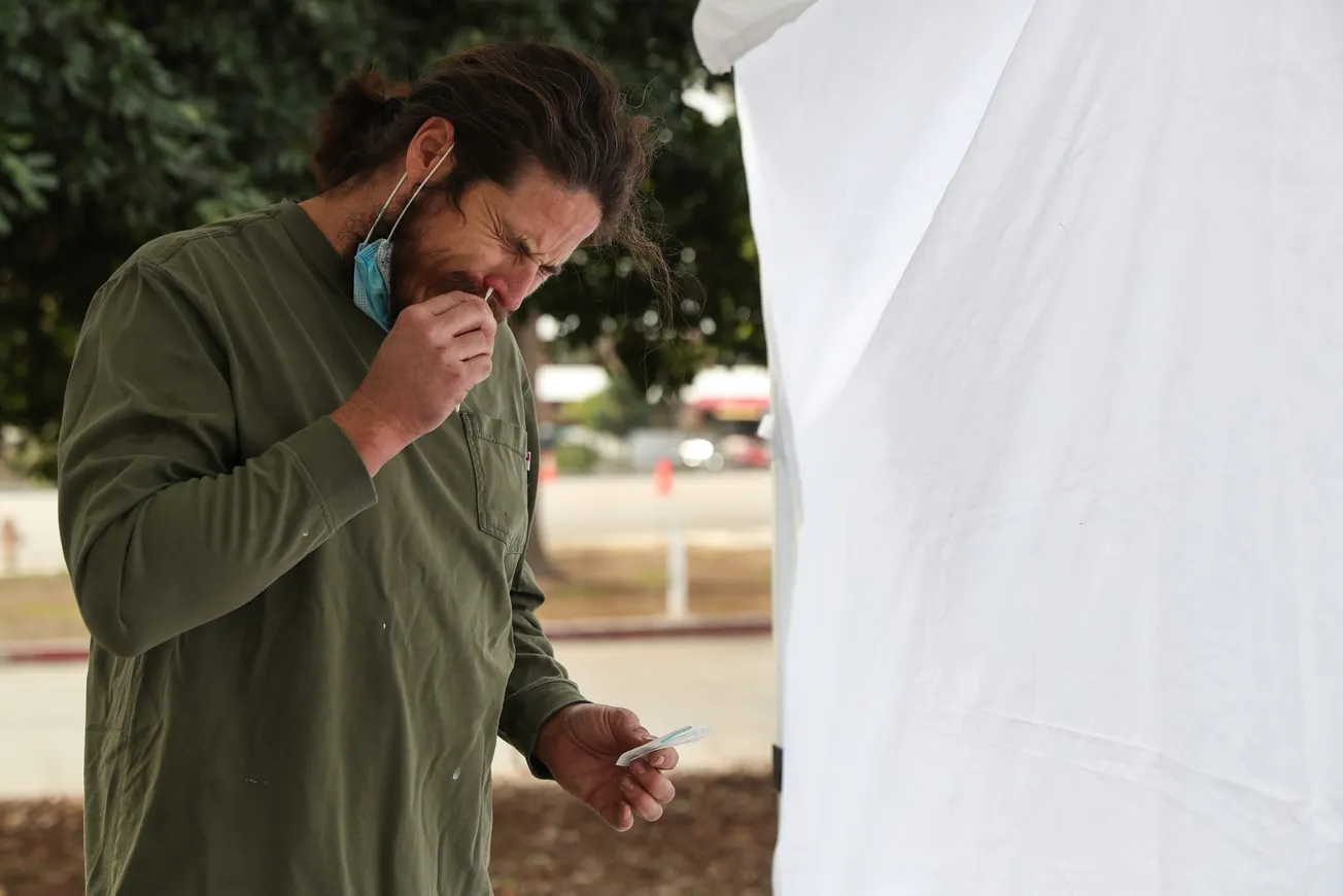 Reportan estafas con pruebas caseras de COVID-19 falsas. Mira cómo prevenirlas