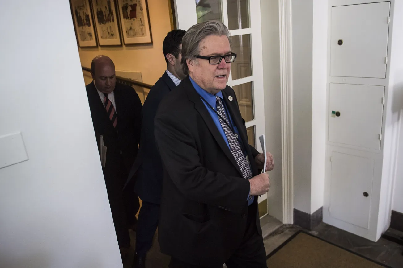 A Steve Bannon lo dejaron sin plataforma mediática, pero un oscuro magnate del periodismo lo mantiene al aire.