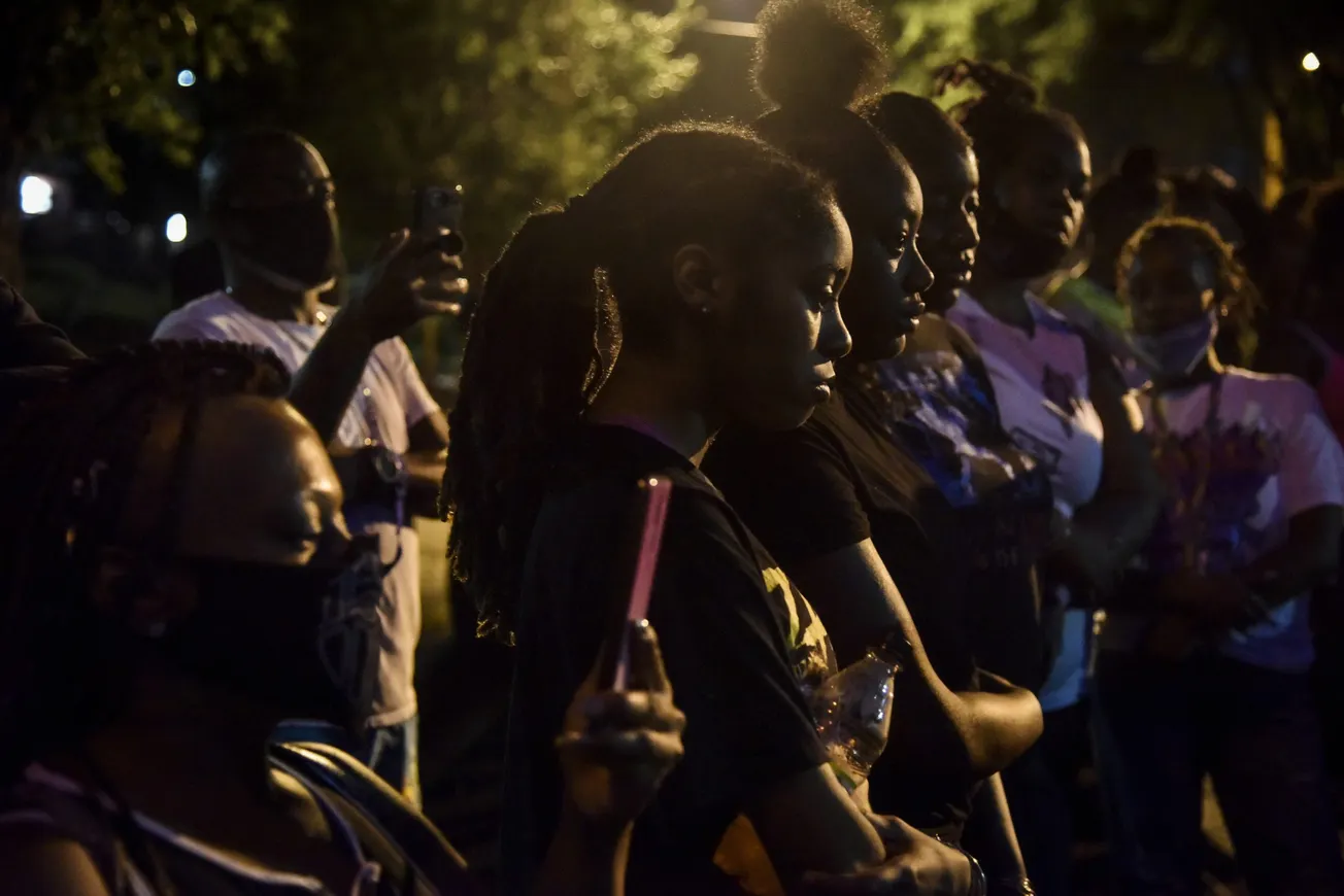 Funcionarios de salud preocupados por brecha racial en la distribución de refuerzos contra el Covid en EEUU