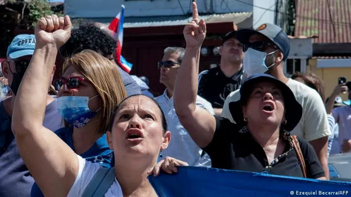 Costa Rica: grupo antivacunas irrumpe con violencia en hospital