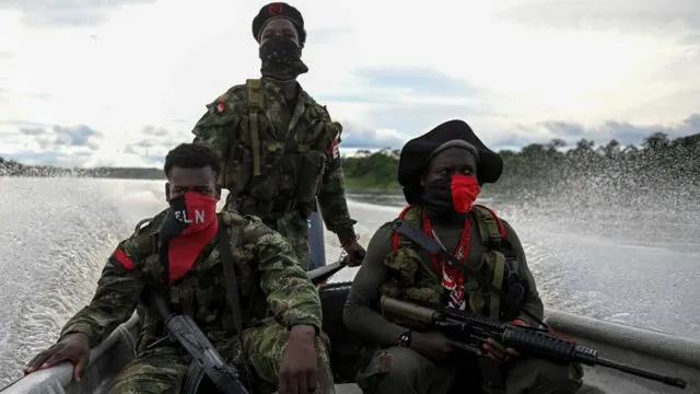 3 claves para entender la larga rivalidad entre las FARC y el ELN (y cómo ahora llena de violencia la frontera entre Colombia y Venezuela)