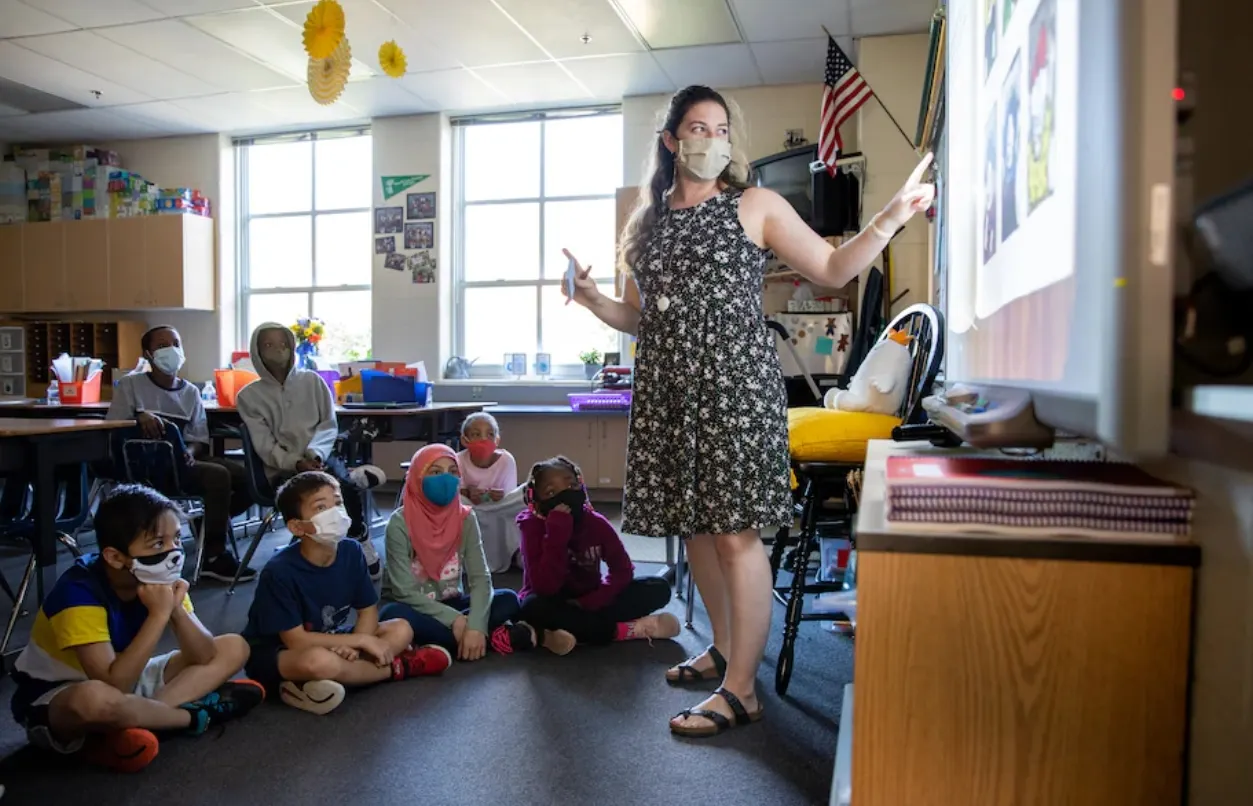 En las escuelas de Virginia ya no es obligatorio usar cubrebocas. Esto es lo que pasará