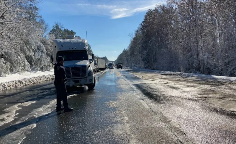 Reabierta la I-95 pero se deben evitar los viajes. La nieve continuará