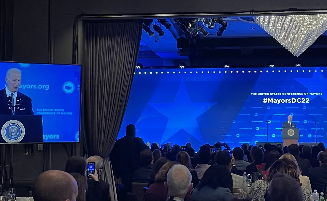 Biden pide a los alcaldes máxima participación en la implementación de su agenda económica