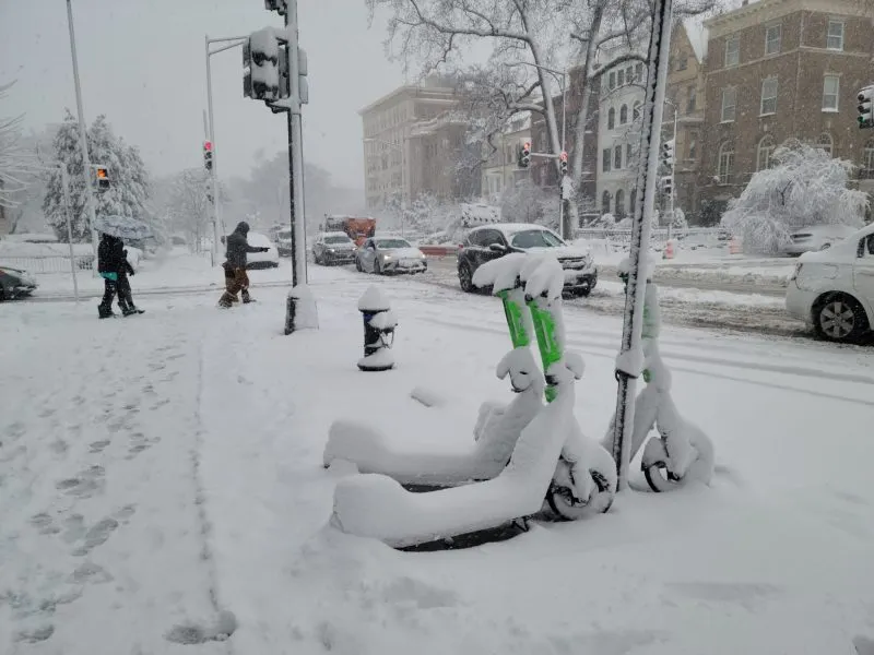 ¿Tienes que salir en medio de la tormenta de nieve? Atento a estas recomendaciones