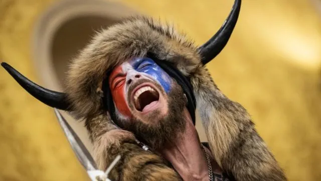 QAnon | "Estoy lista para salir a las calles y pelear": qué pasó con los seguidores de la conspiración un año después del asalto al Capitolio