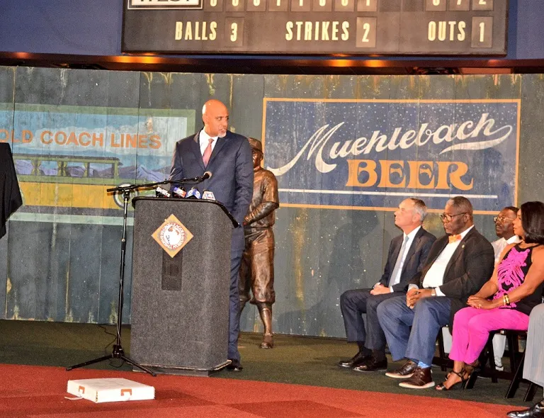 El juego en la MLB empieza con un pitcheo malo... pero por fin empieza