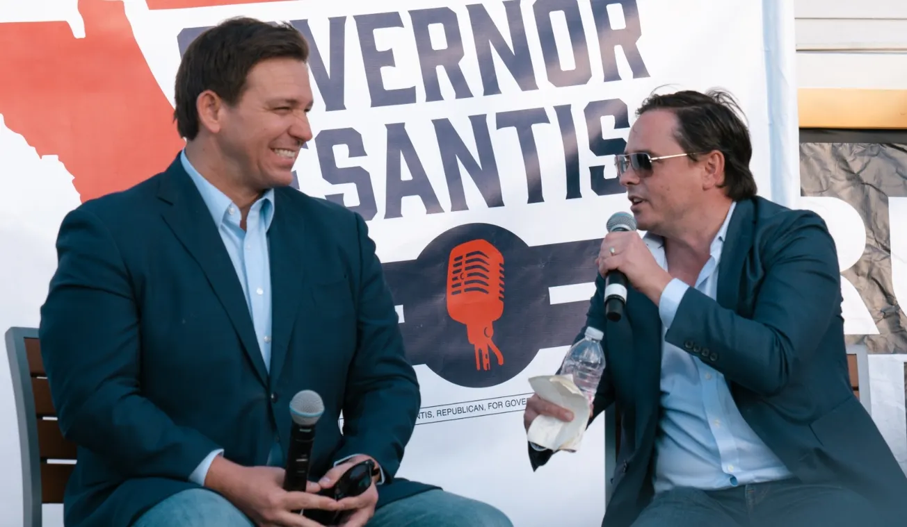 Ron DeSantis crítica a Trump por cerrar la economía al inicio de la pandemia