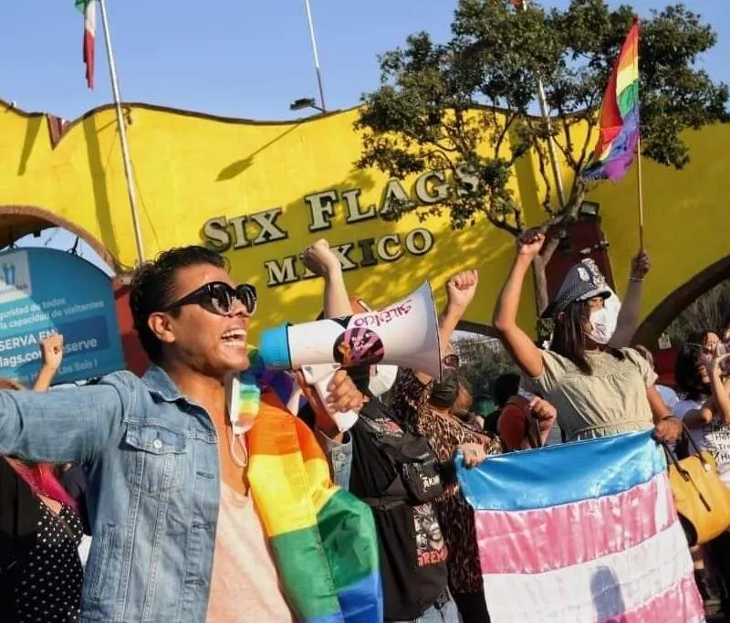 El "maratón de besos" que cambió el reglamento de un parque de diversiones en México