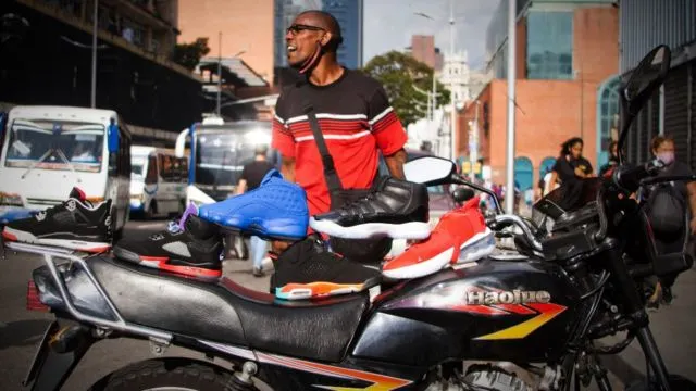 "Gano más plata vendiendo arroz en la calle que en el laboratorio": el repunte de los segundos (y terceros) empleos para lograr dólares en Venezuela