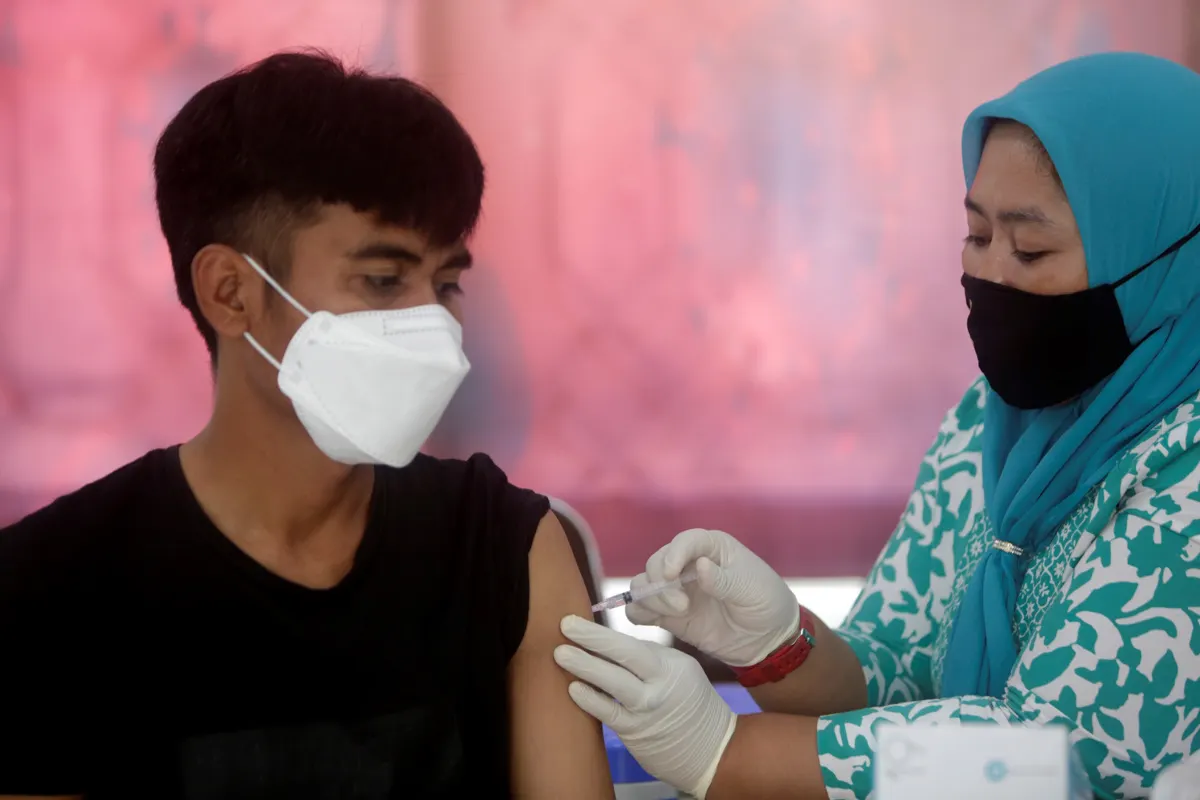 Casos y muertes por COVID-19 se redujeron en la última semana