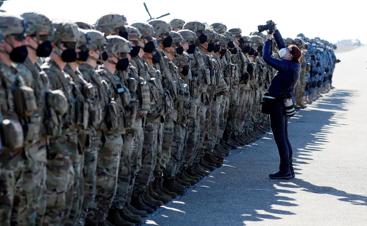 Biden pide a los estadounidenses salir de Ucrania. La OTAN advierte de "momento peligroso"