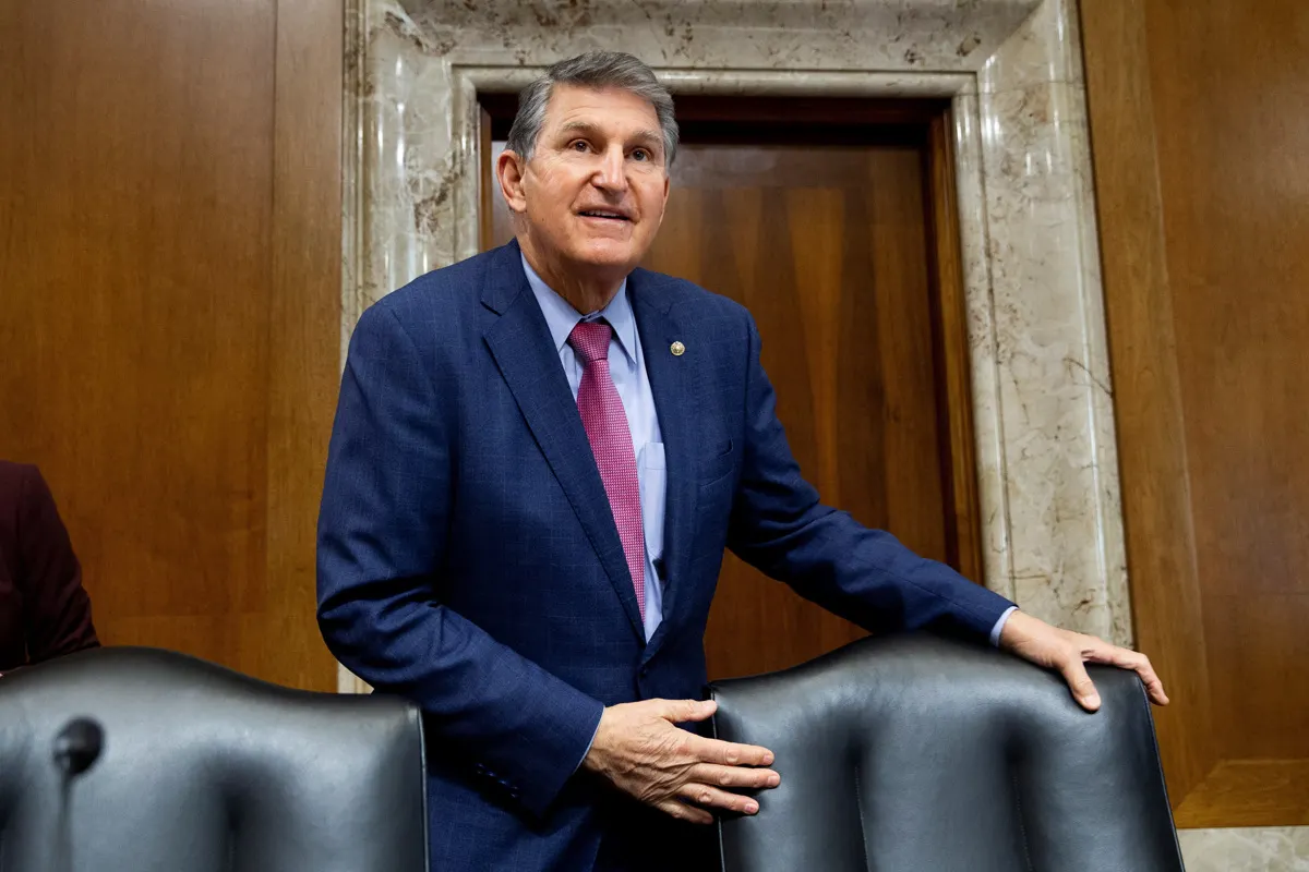 El demócrata Joe Manchin tiene una senadora republicana como nueva aliada
