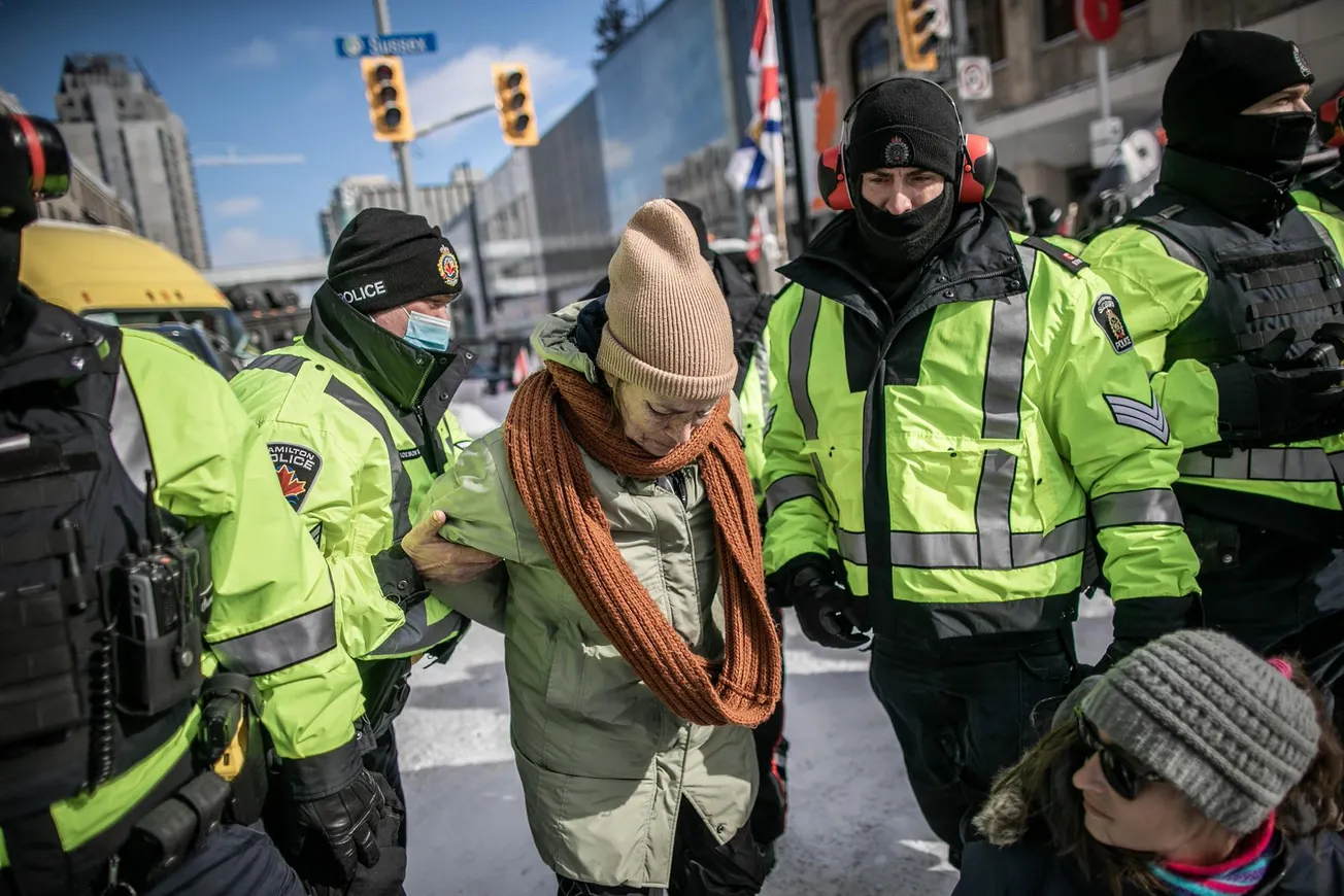 Policía de Ottawa dispersa protestas del Convoy de la Libertad. Reportan más de 140 detenidos