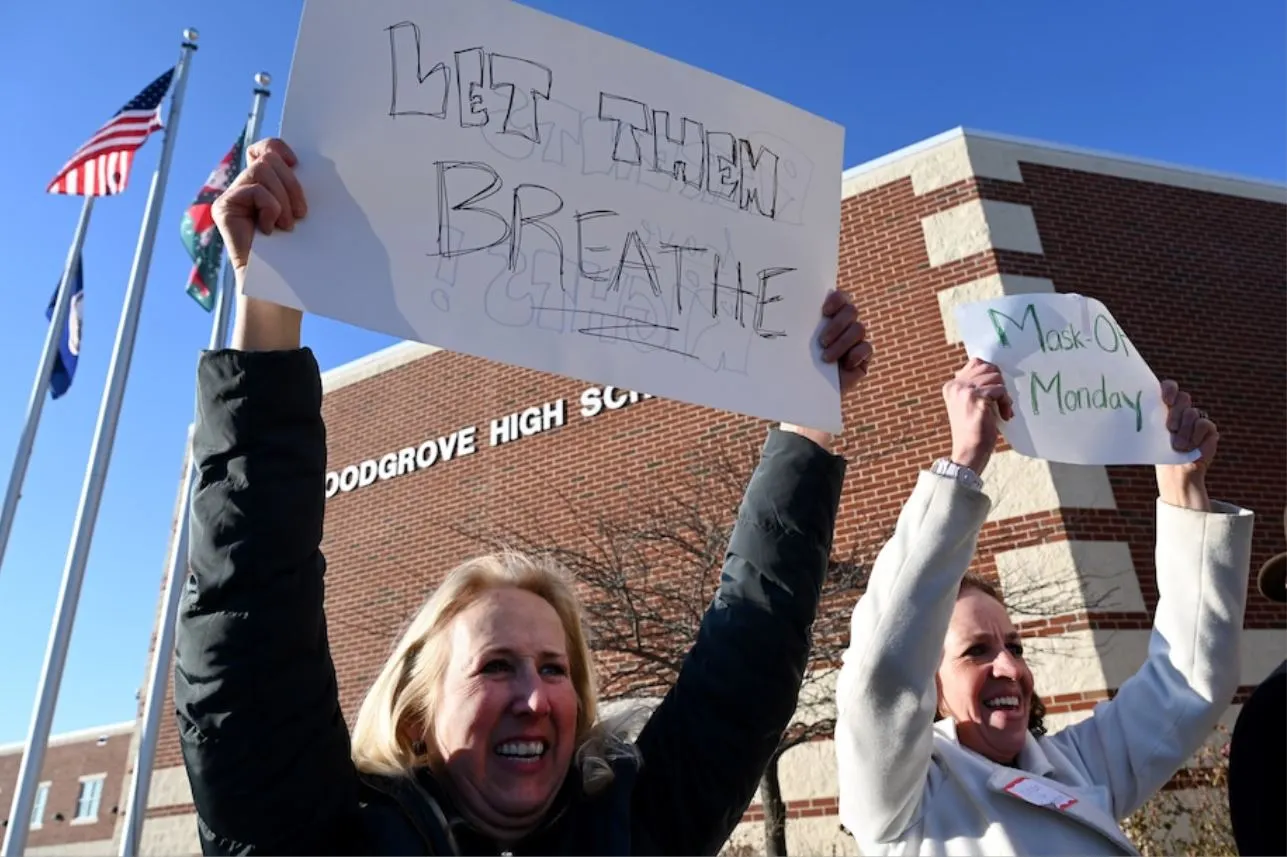 Juez de Loudoun detiene el mandato de cubrebocas escolar. Al mismo tiempo una ley estatal los hizo opcionales
