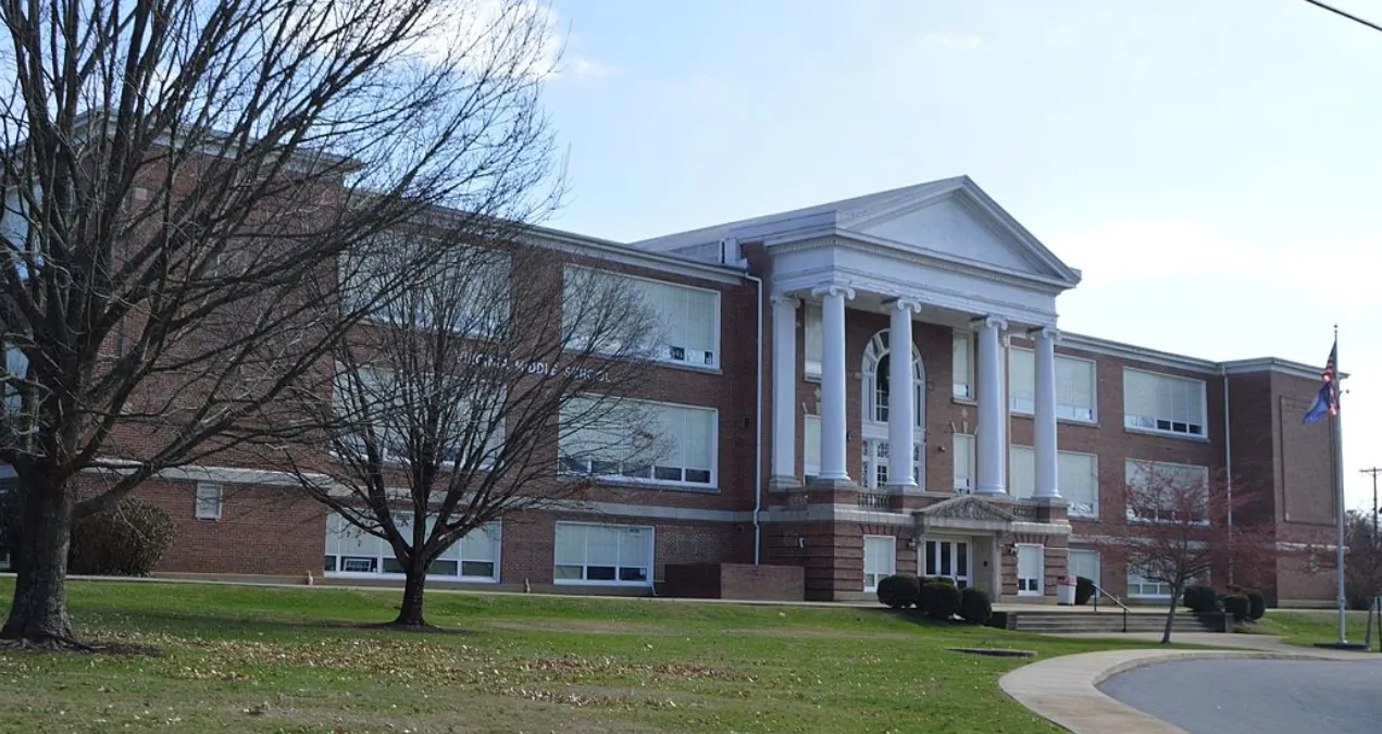 Gobernador de Virginia hizo opcional los cubrebocas en las escuelas. Quedó demandado