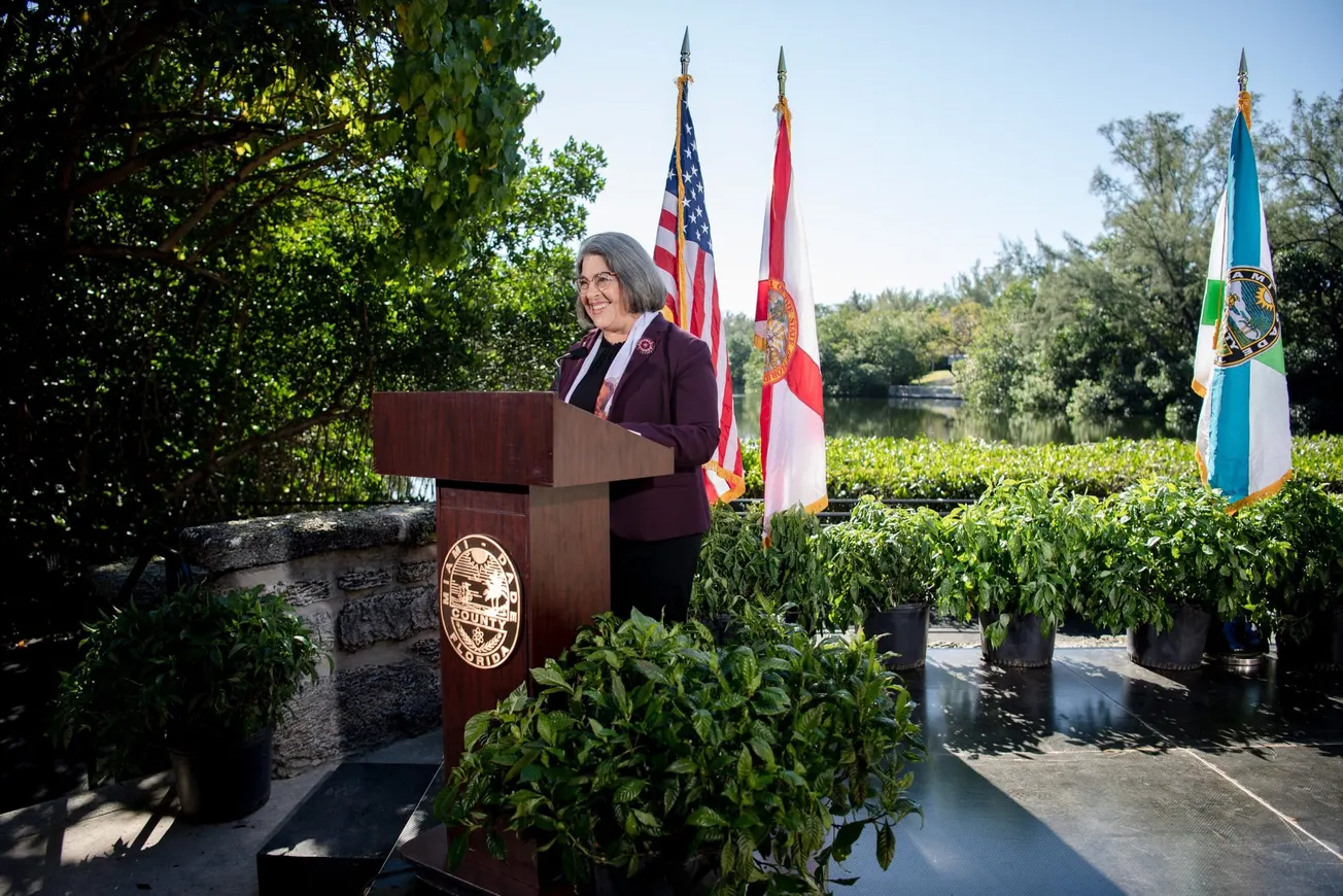 Condado de Miami-Dade dará identificación comunitaria a inmigrantes indocumentados