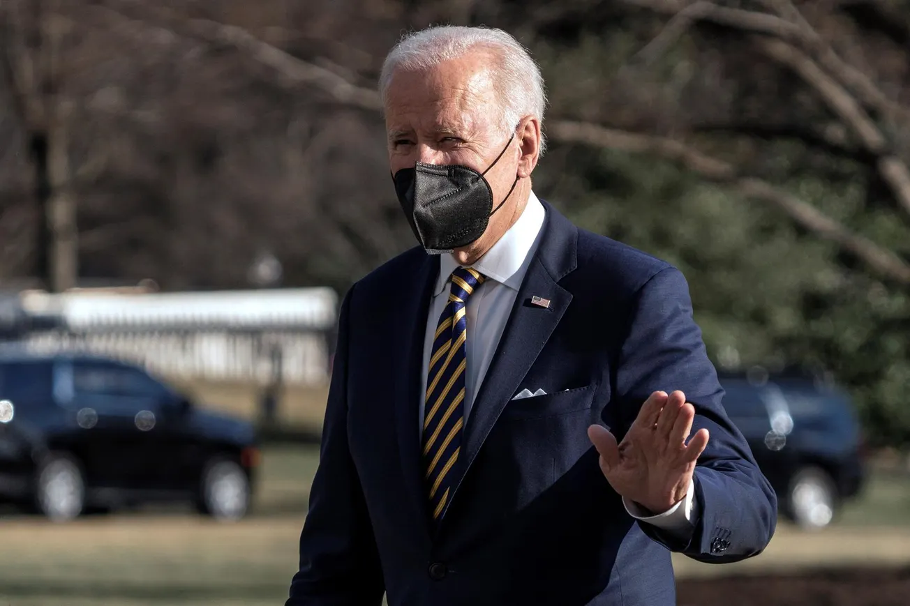 Biden dice que es “probablemente prematuro” flexibilizar los mandatos de cubrebocas
