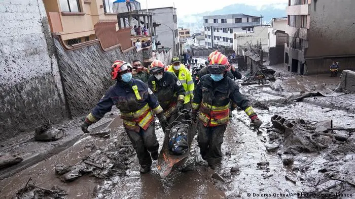 Aumentan a 18 los muertos tras aluvión en Quito