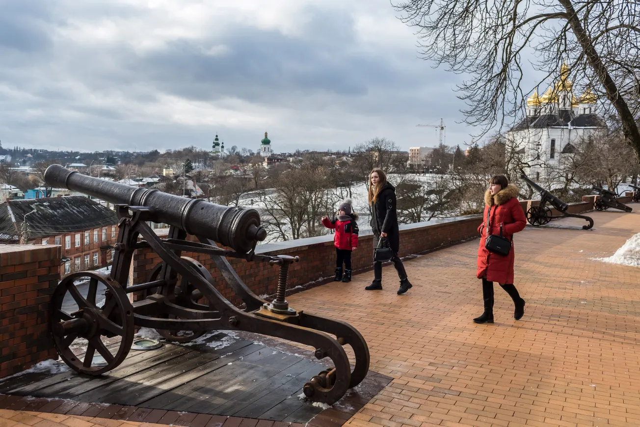 Ante una potencial invasión, los ucranianos observan, se preocupan, planifican – y algunos bailan