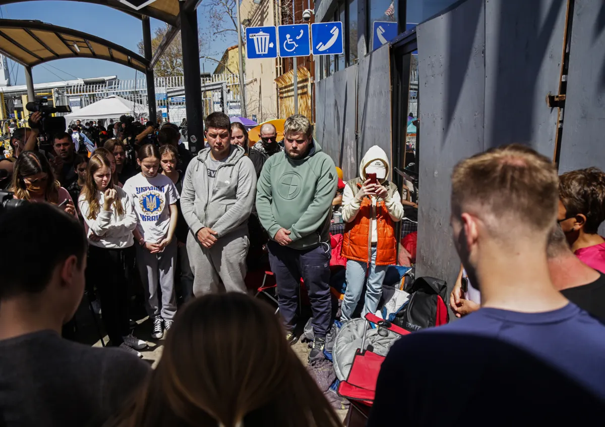 Ucranianos apoyan a sus compatriotas en la frontera