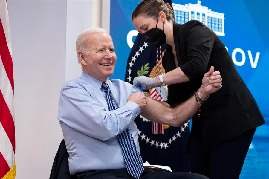 Biden le pide al Congreso fondos para la cuarta dosis de la vacuna contra el COVID-19