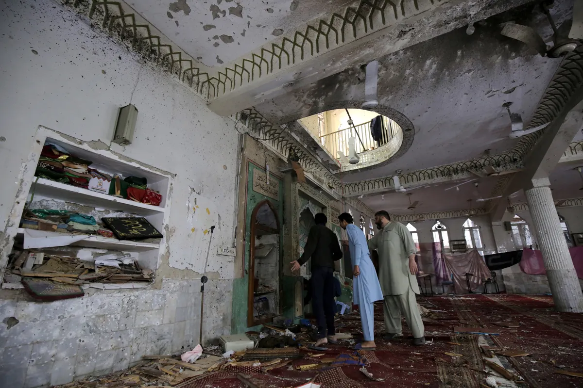 Terroristas atacan una mezquita en Pakistán. Asesinan a 56 personas