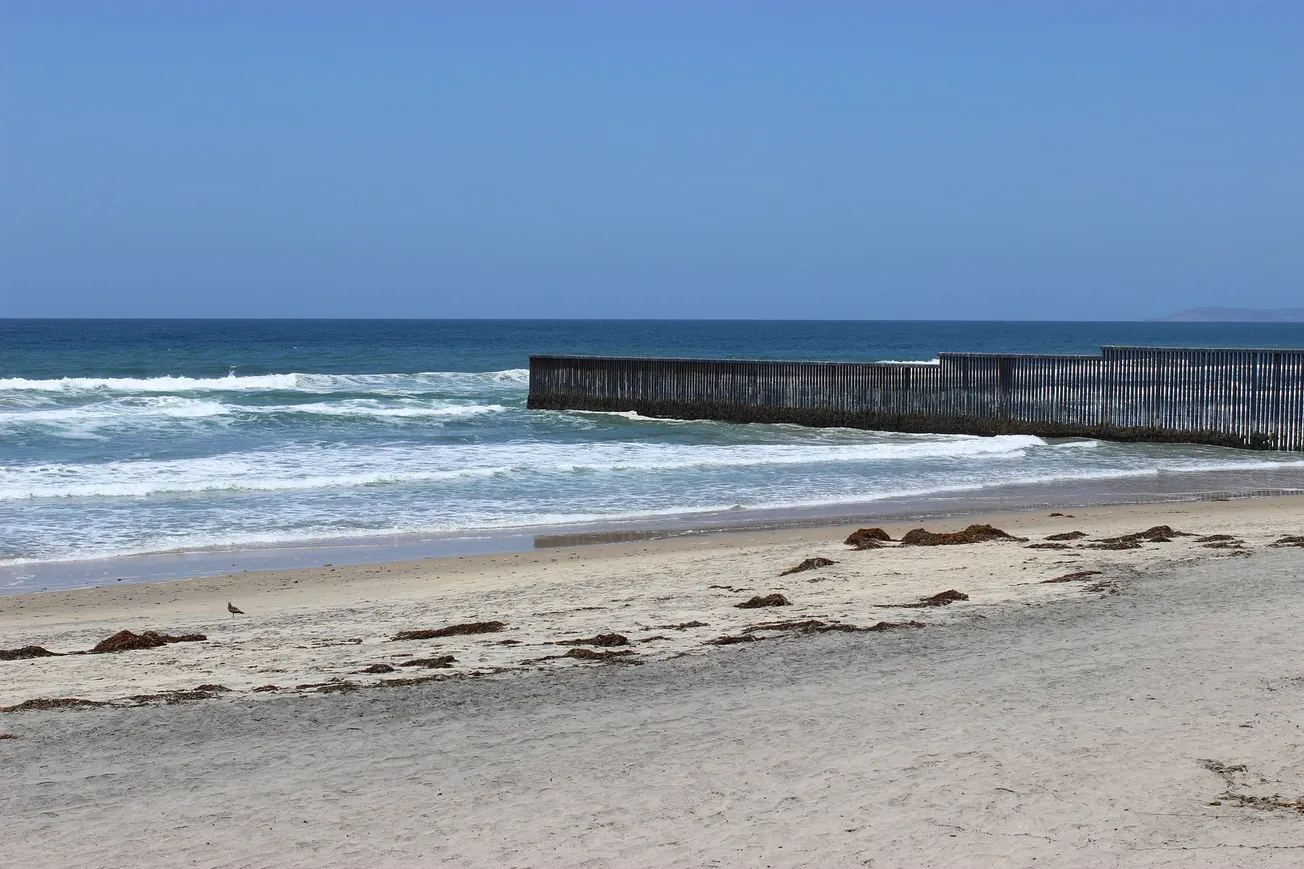 valla fronteriza en playas de tijuana