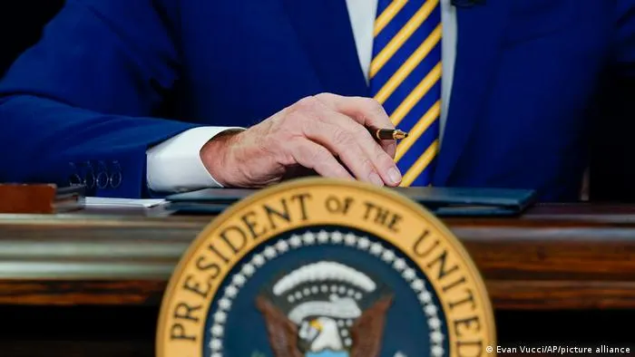 Biden firma ley para evitar que se silencie el acoso sexual en empresas