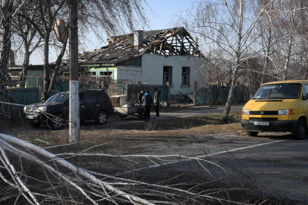Ucrania denuncia que Rusia continúa bombardeando Chernihiv y Kiev