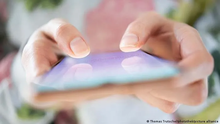 Doomscrolling en celular